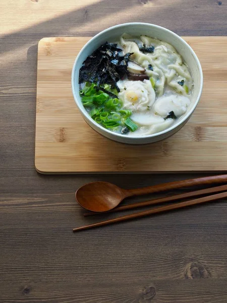 Traditionelles Koreanisches Essen Geschnittene Reiskuchensuppe Tteok Und Knödelsuppe — Stockfoto