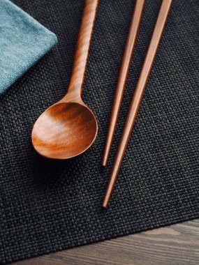 Kore geleneği tahta kaşık, yemek çubukları