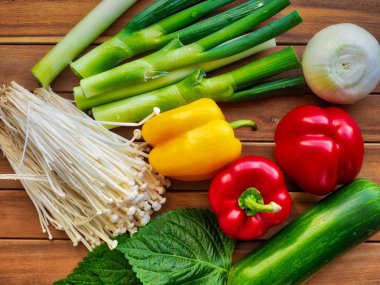 Taze organik sebze mantarı, paprika, kabak, susam yaprağı, yeşil soğan.