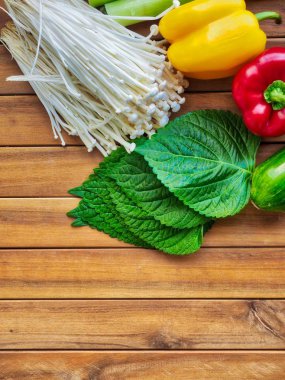 Taze organik sebze mantarı, paprika, kabak, susam yaprağı, yeşil soğan.