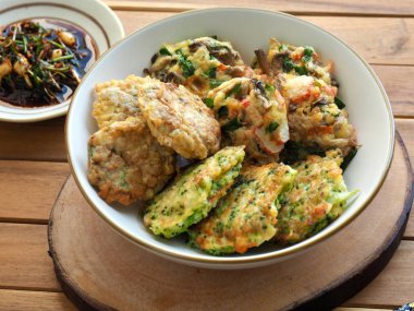 Kore usulü geleneksel yemek köftesi ve Soya sosu.