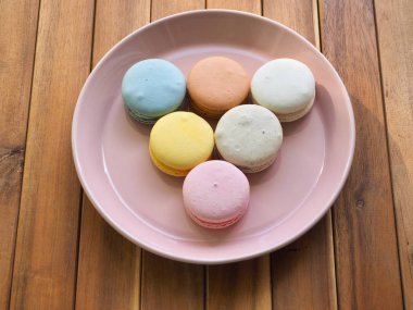 Farklı renklerde renkli badem kurabiyeleri, tatlı yemekler.