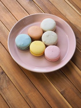 Farklı renklerde renkli badem kurabiyeleri, tatlı yemekler.