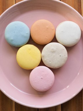 Farklı renklerde renkli badem kurabiyeleri, tatlı yemekler.