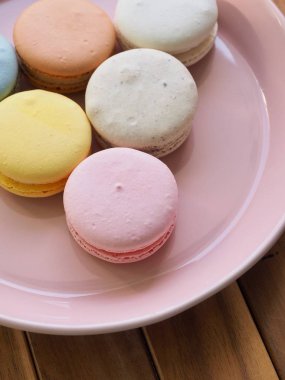 Farklı renklerde renkli badem kurabiyeleri, tatlı yemekler.