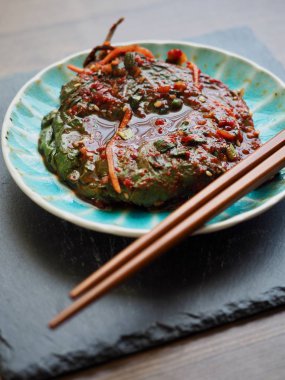 Kore yemeği, Perilla turşusu, susam yaprağı soya sosu.