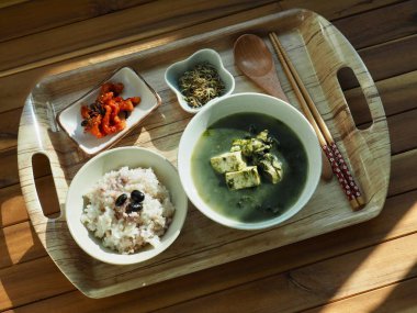 Kore yemeği Capsosiphon istiridye tofu çorbası.
