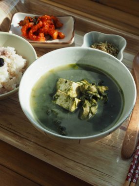 Kore yemeği Capsosiphon istiridye tofu çorbası.