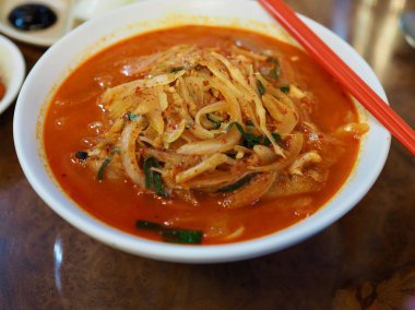 Çin usulü sebzeli Çin yemeği ve deniz mahsulü erişte, jjamppong.