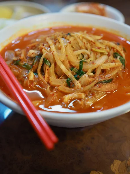 Mie Ala Asia Cina Dengan Sayuran Dan Makanan Laut Jjamppong — Stok Foto