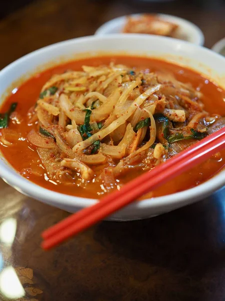 アジア料理野菜や魚介類の中華麺 Jampong — ストック写真