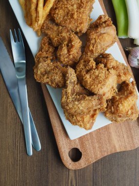 Amerikan yemeği kızarmış tavuk, patates kızartması taze organik sebze, soğan, dalga, sarımsak, biber.