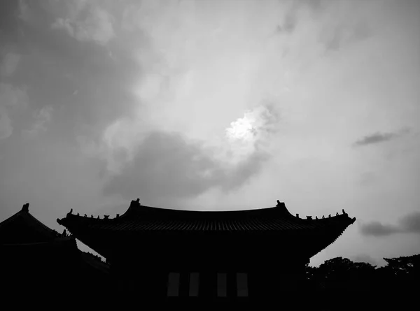 Korejský Tradiční Palác Changgyeonggung Tradiční Budova Monochromatická Fotografie — Stock fotografie