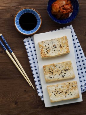 Asya yemeği balık keki, balık ezmesi, eomuk, odeng, havuç, el salla.