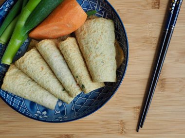 Asya yemeği balık keki, balık ezmesi, eomuk, odeng, havuç, el salla.