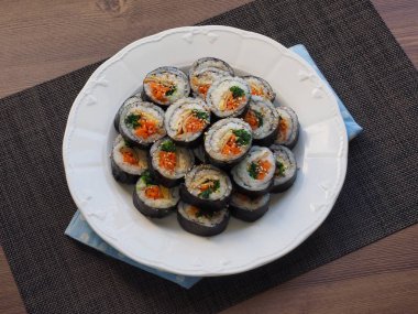 Porselen kasede Kore yemeği sebzeli kimbap.