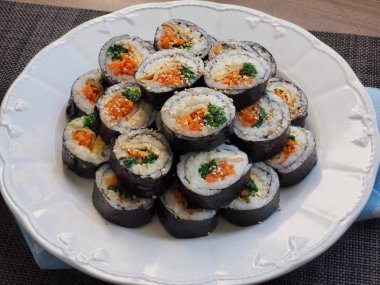 Porselen kasede Kore yemeği sebzeli kimbap.