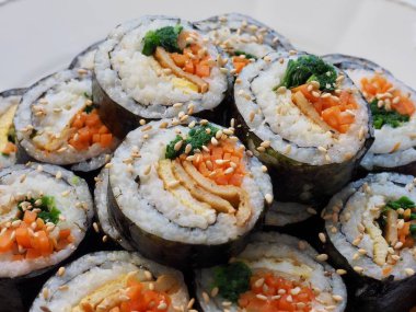 Porselen kasede Kore yemeği sebzeli kimbap.
