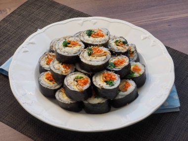 Porselen kasede Kore yemeği sebzeli kimbap.