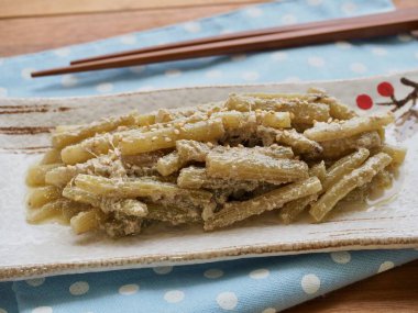 Geleneksel Kore yemekleri Petasite japonicus ve Perilla tohumları kızartma