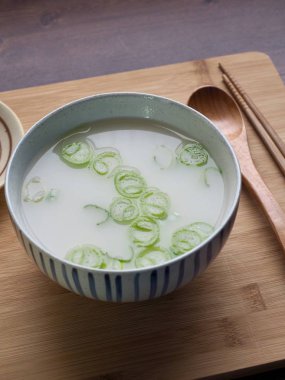 Kore yemeği biftek bacağı çorbası ve kimchi.