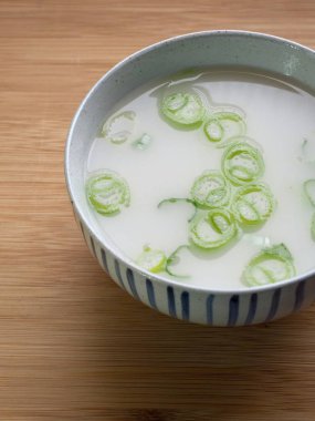 Kore yemeği biftek bacağı çorbası ve kimchi.