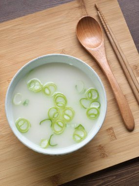 Kore yemeği biftek bacağı çorbası ve kimchi.