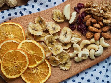 Kurutulmuş meyve ve fındık, portakal, barna, ceviz, badem, böğürtlen