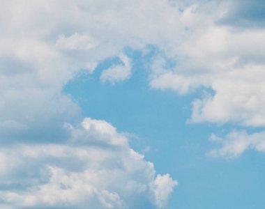 Mavi gökyüzü ve beyaz bulutlar