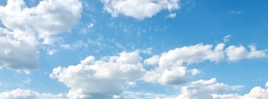 Mavi gökyüzü ve beyaz bulutlar