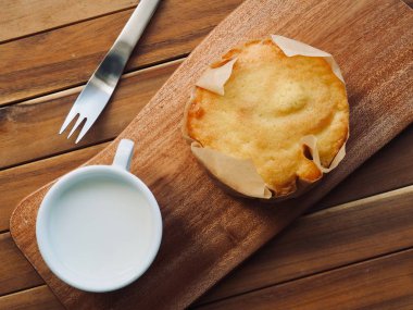 Yumuşak küçük peynirli kek ve süt