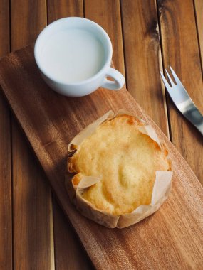 Yumuşak küçük peynirli kek ve süt