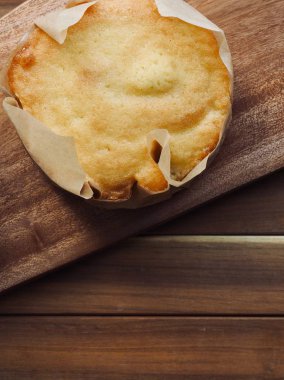 Yumuşak küçük peynirli kek ve süt