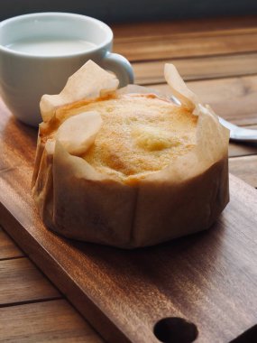 Yumuşak küçük peynirli kek ve süt