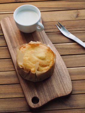 Yumuşak küçük peynirli kek ve süt