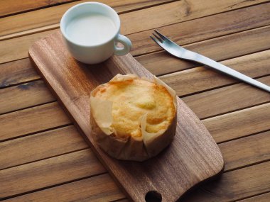 Yumuşak küçük peynirli kek ve süt