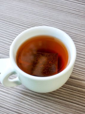 Tahta tahtada çay, porselen fincanlar, siyah çay.