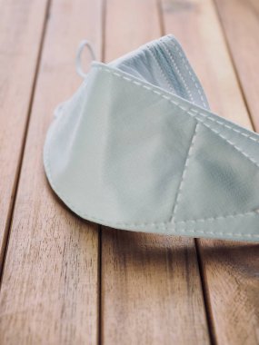 Tahta tahta ve beyaz maske.