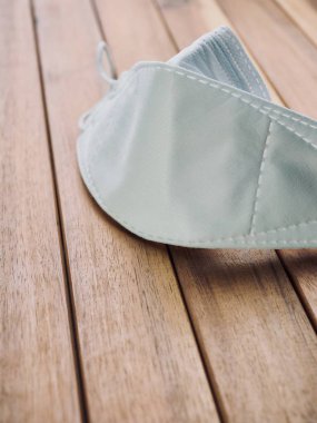 Tahta tahta ve beyaz maske.