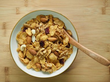 Gevrek ve fındık karışımı ile Kaşık