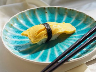 Japon geleneksel yemeği. Yumurtalı suşi.