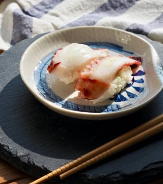 Japon geleneksel yemek ahtapot suşisi.