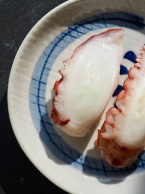 Japon geleneksel yemek ahtapot suşisi.