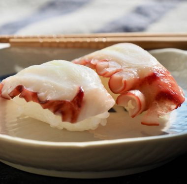 Japon geleneksel yemek ahtapot suşisi.
