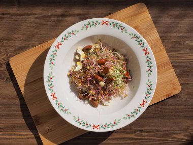 Taze filizlenmiş badem fıstıklı salata.