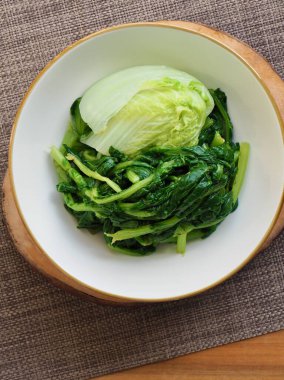 Kore yemeği lahana yaprakları, kurutulmuş turp yeşillikleri.