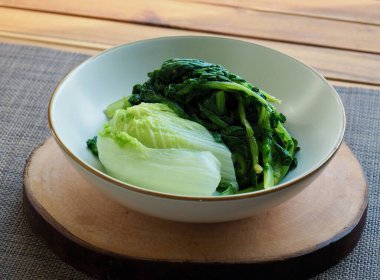 Kore yemeği lahana yaprakları, kurutulmuş turp yeşillikleri.