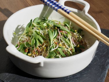 Taze filiz ve Sedum sarmentosum salatası.