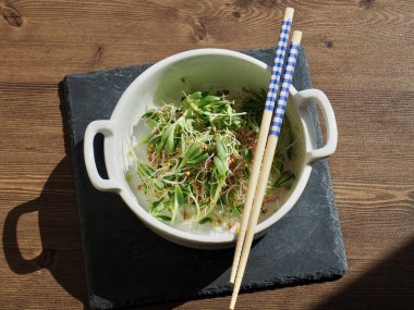 Taze filiz ve Sedum sarmentosum salatası.