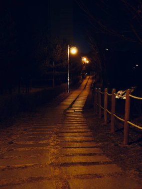 Kore gece sokakları ve sokak lambaları